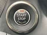 プッシュエンジンスターターです。キーを取り出すことなくブレーキペダルを踏みながらボタンを押すだけでエンジンが始動できます。