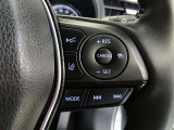 ステアリングには運転中でも簡単に操作できる各種スイッチついてます