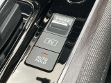 オートブレーキホールドとは、信号待ちや渋滞で車が停止した際、ブレーキペダルから足を離しても停止状態を維持し、アクセルを踏むだけでスムーズに発進できる機能です。