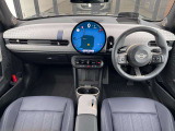 MINIの内装はとにかく『円』に拘ったデザインコンセプトが一目で伝わってきます。これほど円形に拘った車は他に御座いません。伝統のデザイン、トグルスイッチなど遊び心のある内装で御座います。