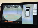【パノラミックビューモニター】車を真上から見た状態をナビに映し出し、駐車時などをサポート☆クルマの斜め後ろなど、目が届きにくい箇所も確認できるため、いち早く障害物に気が付くことができます!