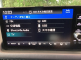 HondaCONNECT対応の便利なナビディスプレー。お持ちのスマートフォンと連携して、ナビやBluetoothでの音楽再生が可能です。デザインはもちろん、操作性も良好です。