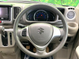 インテリアに合わせたデザインのステアリングは、運転される方のことも考え、運転しやすい形状、大きさです。是非一度、実際に触ってお確かめください。