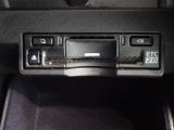 運転席お膝元にETCカード挿入口がございます。