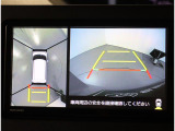 パノラミックビューモニターは、車両の前後左右に搭載した4つのカメラにより、車を真上から見ているような映像を表示させ、運転席から確認しにくい車両周囲の状況を把握できます。