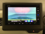 ギヤをR(バック)に入れるとナビの画面に後ろの映像が映るリアカメラ付です。後退時、コンディションが悪い視界でもカラーバックモニターがドライバーをサポートします。