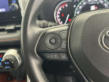 運転中、オーディオの操作をしてて、ハッとしたことはありませんか?ステアリングスイッチは、運転中でもハンドルでオーディオの操作が可能です。安全なドライブをサポートします。