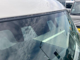 2つのカメラで前方の車両や歩行者を検知し、衝突のおそれがあると判断すると、ブザー音やメーター内の表示で警告。衝突の可能性が高まると、自動でブレーキをかけ、衝突の回避または衝突時の被害軽減を図ります。