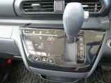 シフトレバーとオートエアコン操作パネル。運転席と助手席のシートヒータースイッチもエアコン操作パネルの中に付いています