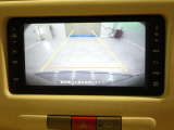 【バックカメラで駐車も安心】後方の映像をモニターに表示します。死角になりやすい足元の障害物も確認でき、雪山の駐車場や車庫入れもスムーズです。
