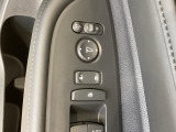 狭い駐車場で便利な電動格納ドアミラーが付いています。