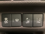 Hondaセンシング用の、VSA(ABS+TCS+横滑り抑制)解除と路外逸脱抑制機能のオンオフスイッチなどはハンドルの右側に装備しています。