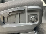 【8ウェイセミ電動フロントシート】フロントシートはセミ電動。リクライニング操作は電動で体に負担のない適度な位置への調節が可能です。