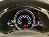 ハイブリット車専用のメーターです。中央のスピードメーターより左右のサブデスプレイで燃費や動力伝達などの情報が見れるようになっています。