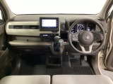 車内は光触媒抗菌消臭施工済です。スタイリッシュなデザインで暖かみのあるインパネ周りを演出します。グローブボックスやカップホルダーのほかにトレーなどたくさんの収納スペースが装備されています。