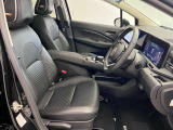 運転席も広くゆとりのある室内です