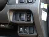 運転席の右側にはハイビームアシスト、VDC、エマージェンシーブレーキ、シートヒーターのスイッチが有ります。