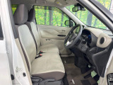 運転席まわりには十分なスペースがあり、大柄な方でもゆったり運転していただける環境です。