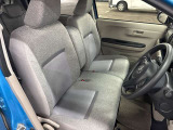 運転席の画像です。足元やシートまわりに余裕があり、リラックスした姿勢で運転が可能です。視界も良好で操作系へのアクセスもしやすく、快適で安心感のあるドライブをサポートします。