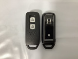 スマートキーを装備しています。鍵を差し込むことなくドアロックの開け閉めと、スタートボタン操作でのエンジンスタートができます。スペアキーも同じものを用意しております。