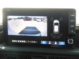 リバース時にはリアカメラにより後方の確認も可能です。「ノーマル・ワイド・トップダウンビュー」の3つから状況に合わせて切り替え可能です。