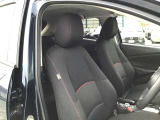 体幹をしっかりと支えるシート性能を実現し、乗員の安心感と快適性を高めています。さらに、座面には人間が不快に感じる振動を遮断する性質を持ったウレタンを採用。より快適な座り心地を提供します。