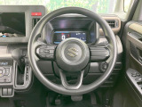 インテリアに合わせたデザインのステアリングは、運転される方のことも考え、運転しやすい形状、大きさです。是非一度、実際に触ってお確かめください。