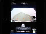フロントグリル、ドアミラー、リヤゲートに装着したカメラの映像をインフォメーションディスプレイの大画面で確認可能です。