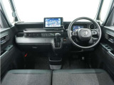◆視界広々で非常に運転しやすくロングドライブでも疲れを感じさせないすっきりとまとまったインパネ周りです。