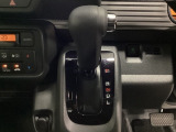 CVT車のセレクトレバーです。低速から高速まで、変速ショックのないスムーズな走りを実現するとともに、エンジン効率のよい領域を維持することで燃費にも貢献します。