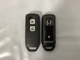 スマートキーを装備しています。鍵を差し込むことなくドアロックの開け閉めと、スタートボタン操作でのエンジンスタートができます。スペアキーも同じものを用意しております。