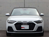 ●一目でAudiとわかる特徴的なシングルフレームグリル・LEDランプ。精悍なフロントマスクからAudiのスマートで上品なブランドを連想させてくれます。女性にも大変ご好評頂いております。
