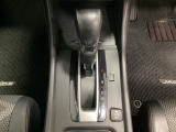 CVT車のセレクトレバーです。低速から高速まで、変速ショックのないスムーズな走りを実現するとともに、エンジン効率のよい領域を維持することで燃費にも貢献します。