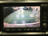 バックカメラの画像です。ガイドラインがスムースな車庫入れをサポートいたします。車庫入れの安心感がアップしますね。