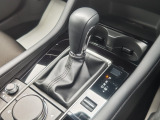 アクセルペダルを踏み込む量や速さに応じて変速パターンを制御し、人馬一体の運転感覚を発揮してくれる6速オートマ!