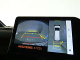 【全周囲モニター】車を上空から見下ろしたような映像をカーナビ画面に映し出し、車庫入れや縦列駐車をサポートしてくれます。