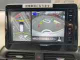アラウンドビューモニターです。4つのカメラからの映像を合成・処理することで空から見下ろすような視点で周囲を確認でき、駐車時のクルマの位置確認がスムーズになります。