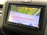 【バックカメラ】駐車時に後方がリアルタイム映像で確認できます。大型商業施設や立体駐車場での駐車時や、夜間のバック時に大活躍!運転スキルに関わらず、今や必須となった装備のひとつです!