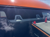 2つのカメラで前方の車両や歩行者を検知し、衝突のおそれがあると判断すると、ブザー音やメーター内の表示で警告。衝突の可能性が高まると、自動でブレーキをかけ、衝突の回避または衝突時の被害軽減を図ります。