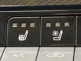 【シートヒーター&ベンチレーション】夏場は涼しい風でお尻や背中の熱やムレを防ぎ、冬はエアコンよりも早く温まってポカポカに!季節を問わず快適に過ごせます。