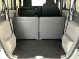 いろいろな使い方ができる広くて使い勝手のいい荷室。※一部、角度調整などができない車種もございます