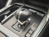 アクセルペダルを踏み込む量や速さに応じて変速パターンを制御し、人馬一体の運転感覚を発揮してくれる6速オートマ!