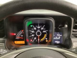 スピードメーターとタコメーターを大きく配した見やすいメーター部になっています。右側のインフォメーション画面でオドメーターや燃費などの情報を確認できます。