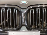 【キドニーグリル】BMWは約90年もの間、ほぼ全ての車両にひと目でBMWだと分かるこの特徴的なフロントグリルが備えられ、デザイン・アイコンとして親しまれてきました。