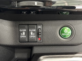 【リア両側パワースライドドア】リモコンなどで自動開閉。Hondaスマートキーを携帯していれば、軽い力で解錠とドアオープンが行えます。半ドア状態まで閉めると、自動的に全閉する機能付き。
