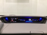 デジタル表示のスピードメーターとタコメーターを大きく配した見やすいメーター部になっています。左側のインフォメーション画面でオドメーターや燃費などの情報を確認できます。