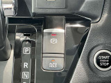 【オートブレーキホールド】ブレーキペダルを踏んで停車すると、ブレーキペダルから足を離してもクルマがブレーキ力を維持!! 踏み続けなくていいから足の疲れを緩和します。