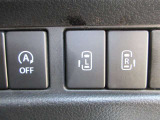 両側電動スライドドアのスイッチがあります。運転席に座ったままスライドドアの操作ができます。