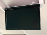 【フリップダウンモニター】大画面モニターで後席でもエンタメをお楽しみいただけます。小さなお子様にも大人気の装備です♪
