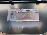 【360&deg;カメラシステム】4つのカメラにより、車両周囲を俯瞰で確認することができます。カメラの呼び起しは手動でも可能ですので、狭い道でも安心してお乗りいただけます。